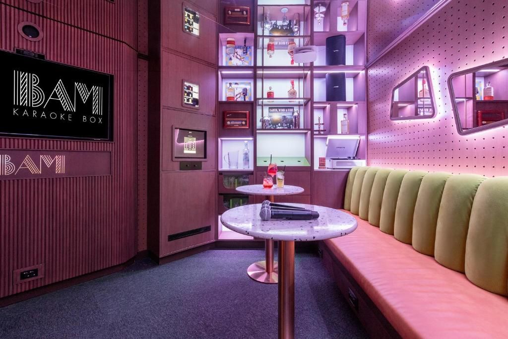 Le bar à karaoké, sa banquette courbe, ses murs roses et ses écrans encastrés