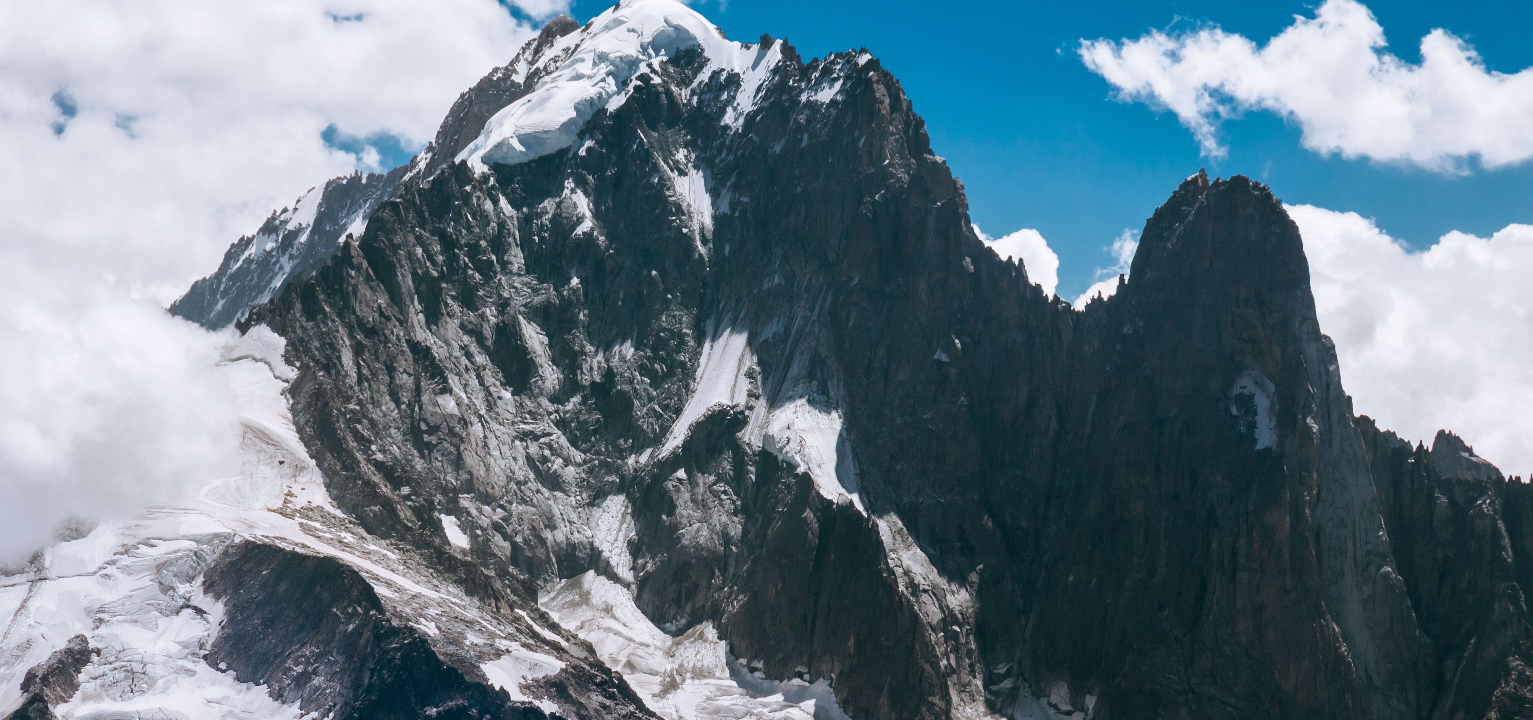 L’Aiguille Verte et ses arêtes enneigées, vues depuis la vallée de Chamonix