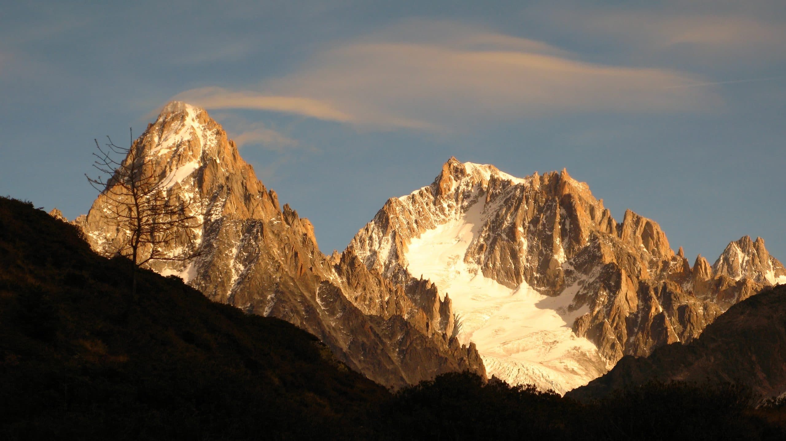 L’aiguille du Chardonnet depuis le bassin du glacier du Tour, versant nord