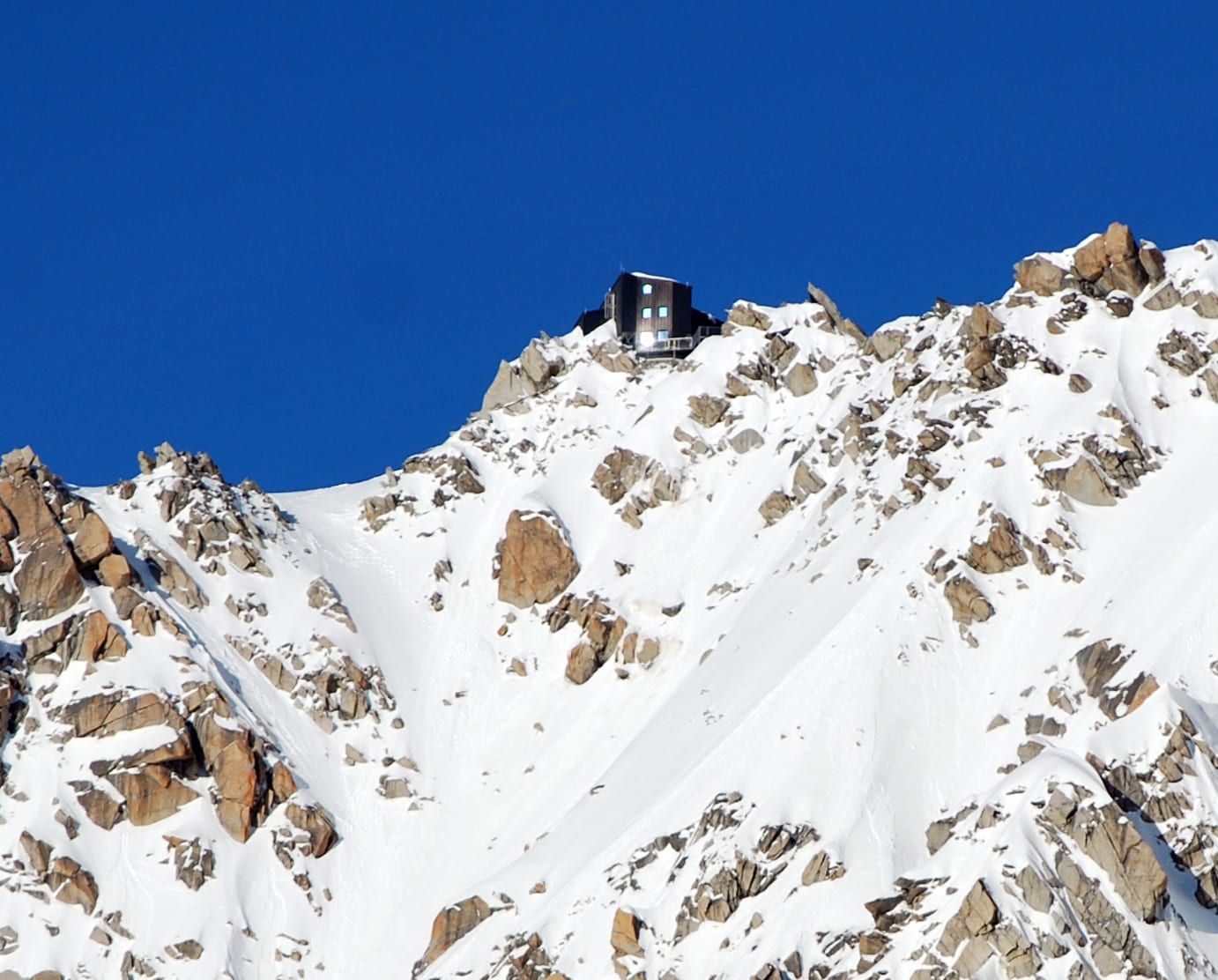 Le refuge des Cosmiques vu depuis le refuge des Grands Mulets