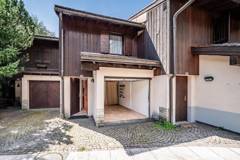 L’annexe de bois de l’établissement, avec ses garages en rez-de-chaussée et ses logements à l’étage