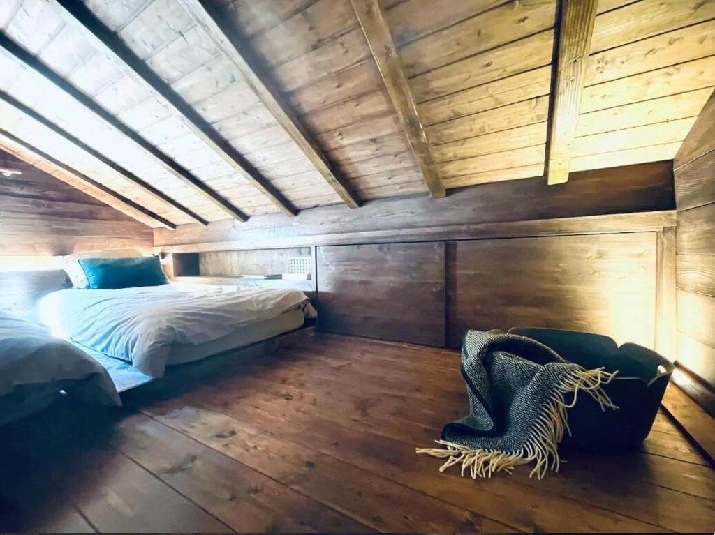 Les lits de l’étage, posés à même le plancher sous la charpente apparente