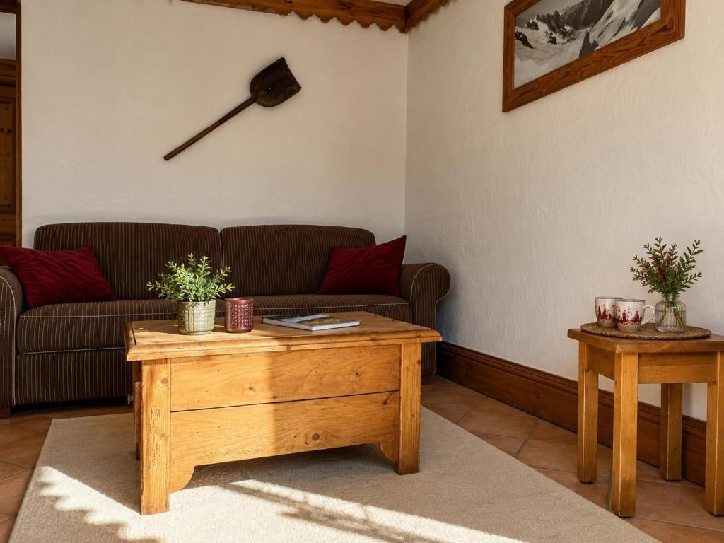 Le séjour et son canapé d’angle, sa table basse et sa porte-fenêtre sur le balcon