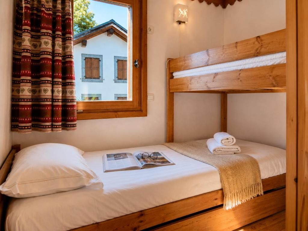 La seconde chambre et ses lits superposés de bois, avec son échelle et sa lampe de chevet