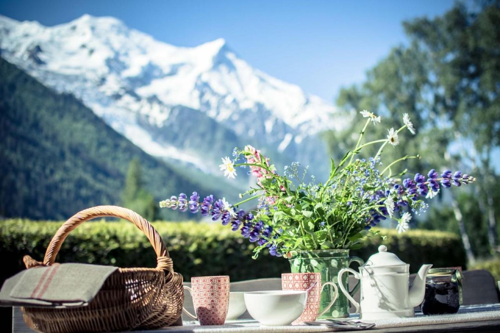 Une table de petit-déjeuner en terrasse face à l’aiguille du Goûter