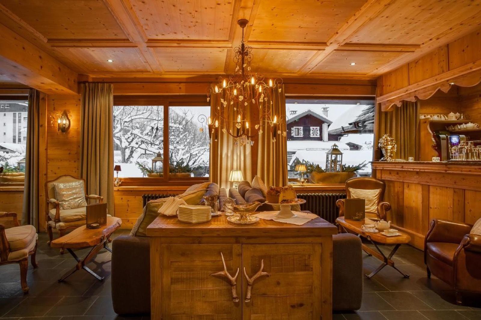 Le salon commun de l’hôtel, entièrement lambrissé, en hiver