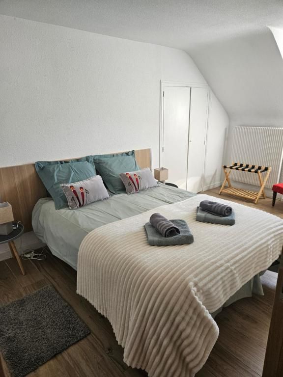 La chambre au lit double, avec sa tête de lit de bois et son porte-skis au mur