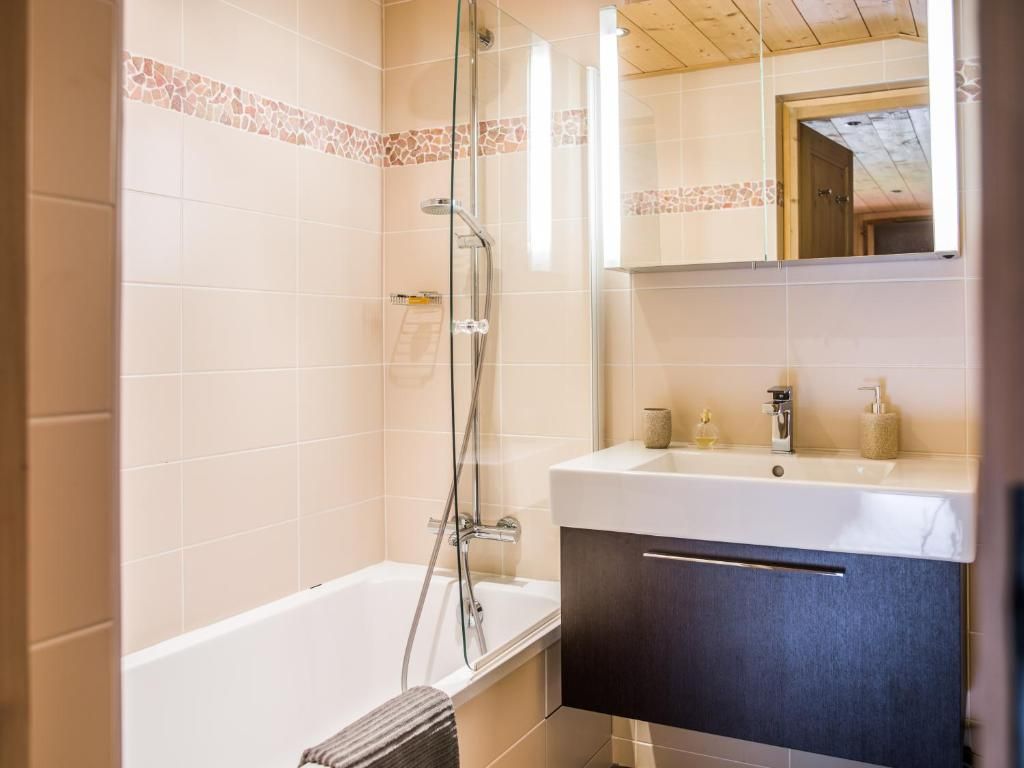 Une des salles de bains privatives, avec baignoire, douche et double vasque