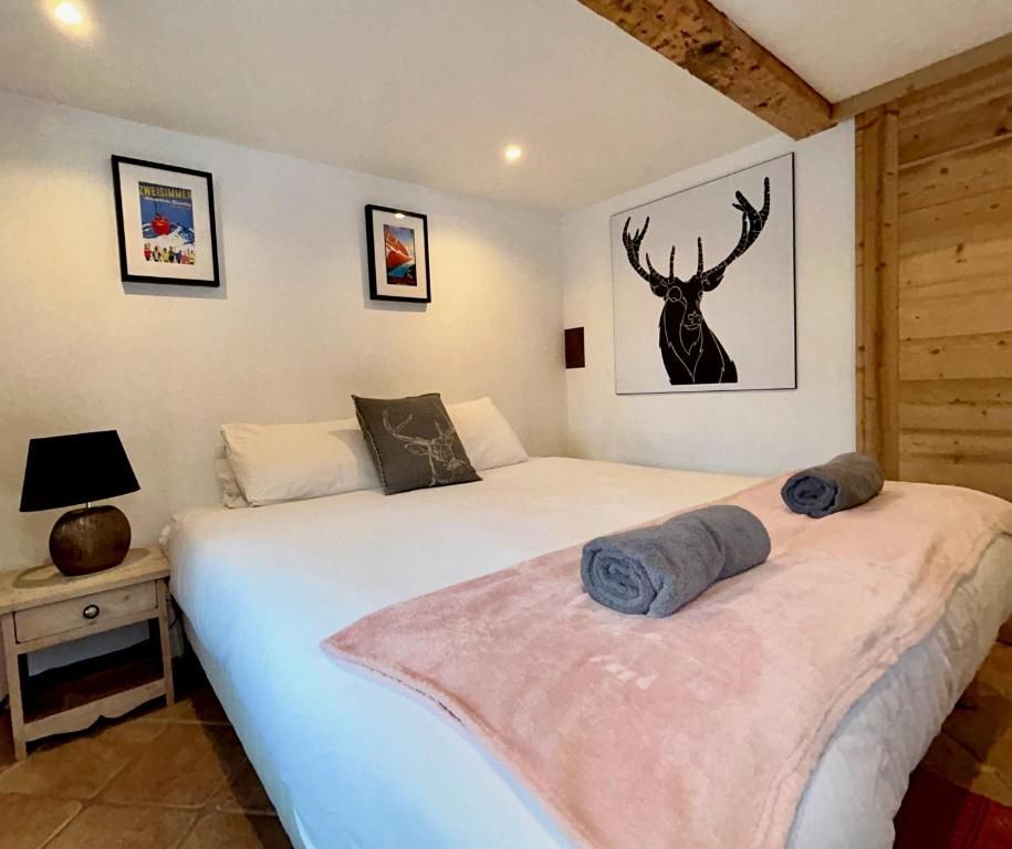 La chambre au grand lit, avec ses gravures encadrées et sa tête de cerf dessinée au mur