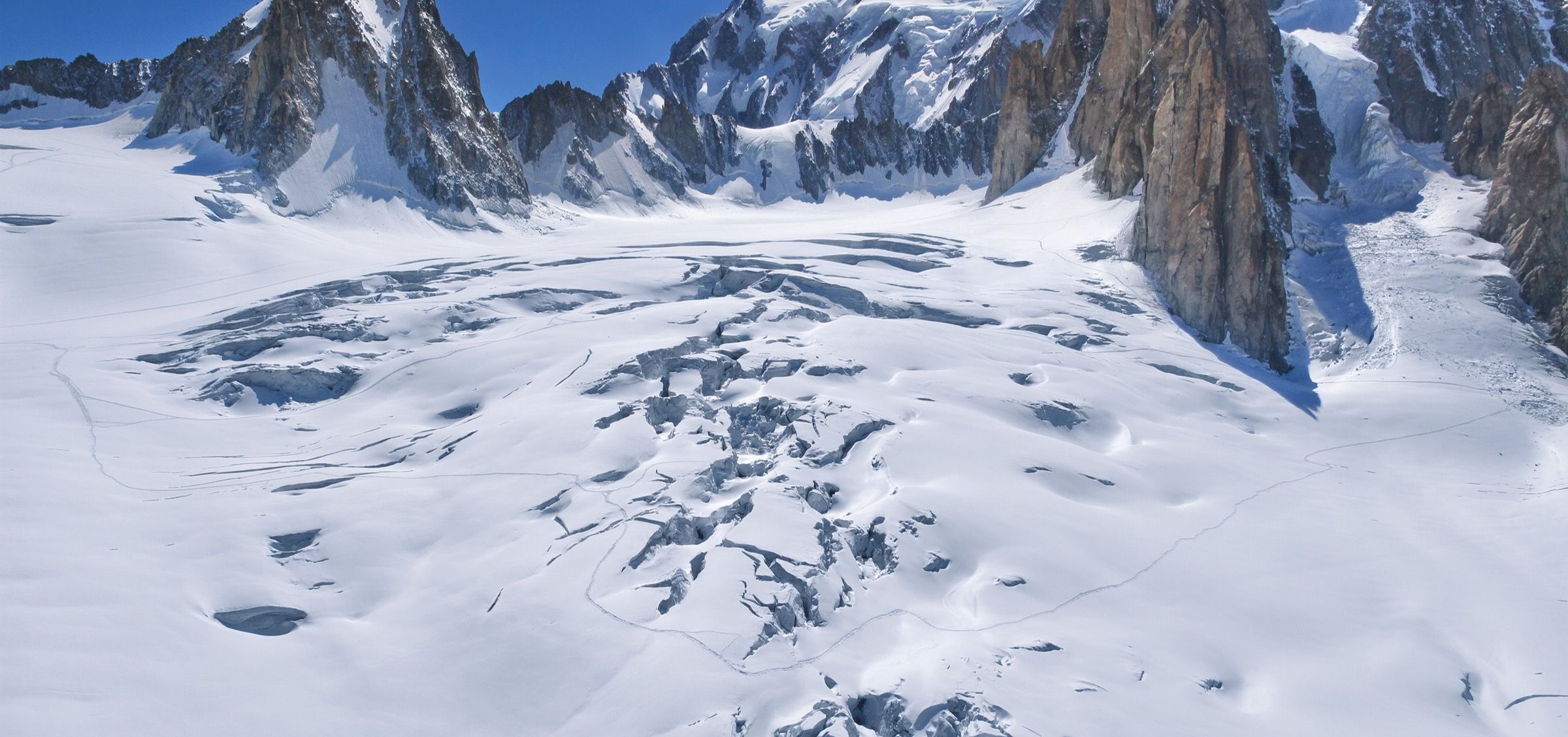 Le Mont Blanc et le glacier du Géant vus depuis le massif, calotte sommitale enneigée