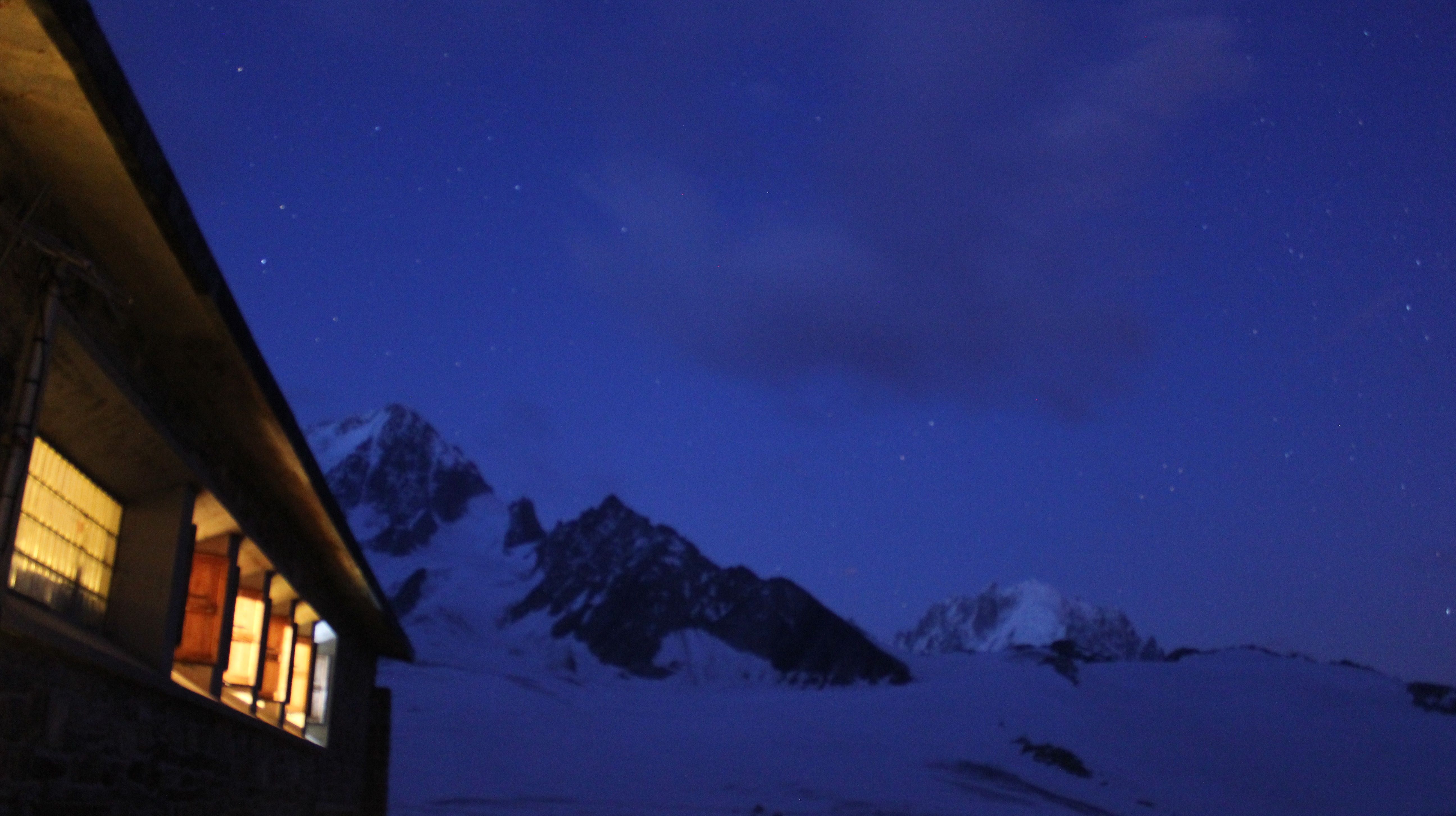 Le refuge Albert 1er de nuit, face au bassin du Tour