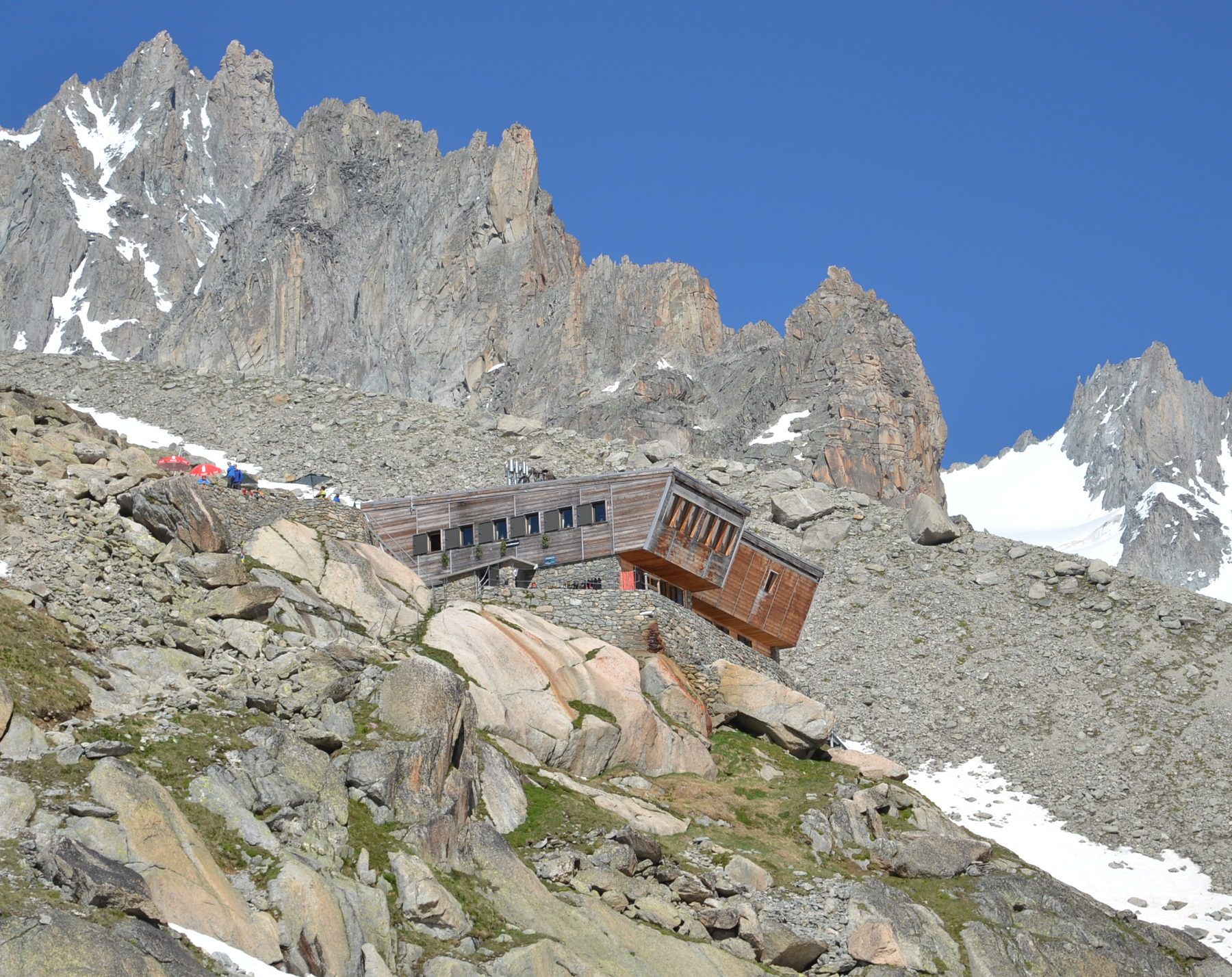 Le refuge d’Argentière sur sa moraine, face aux faces nord du bassin
