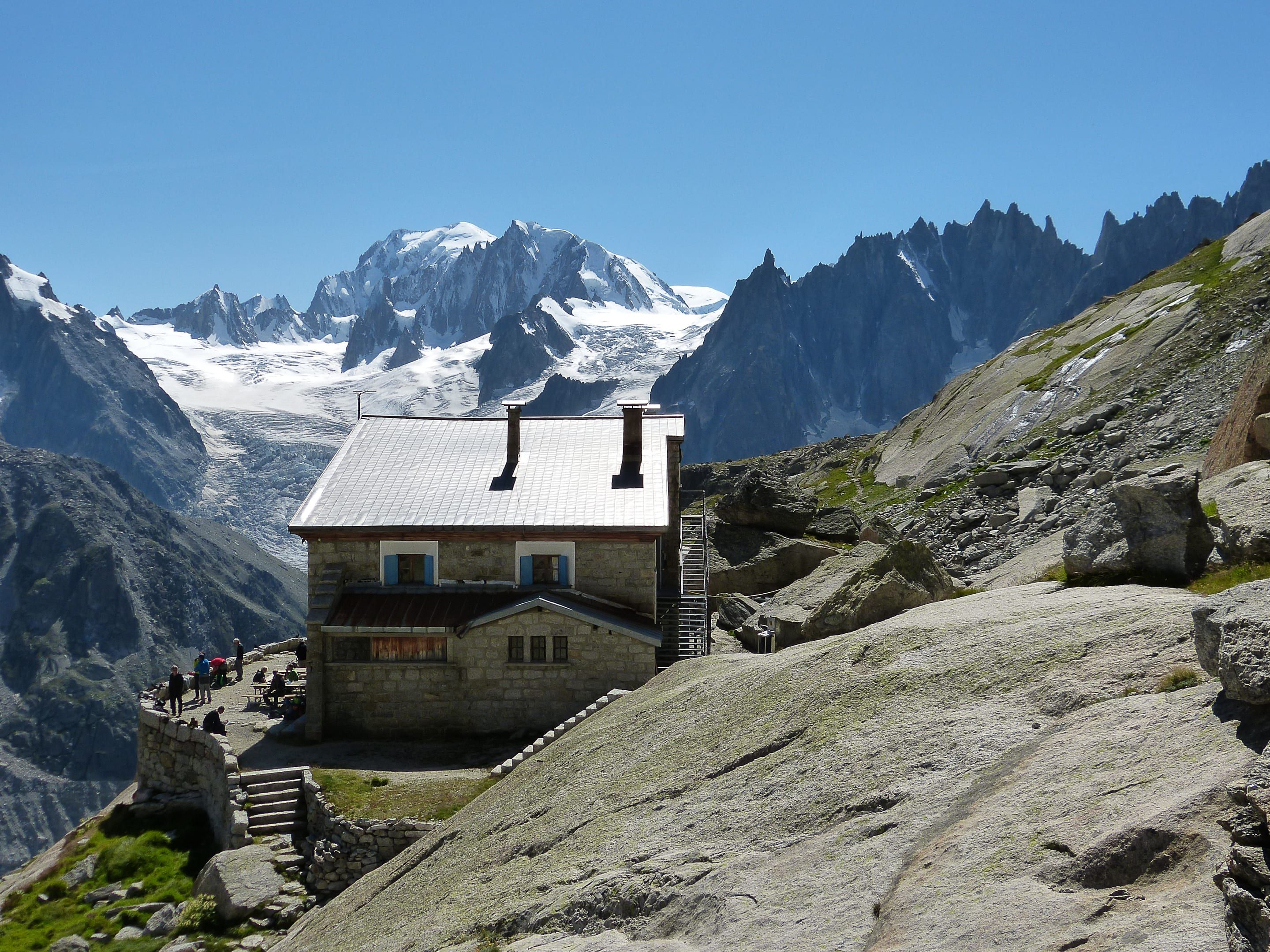 Le refuge du Couvercle, le Mont Blanc en arrière-plan