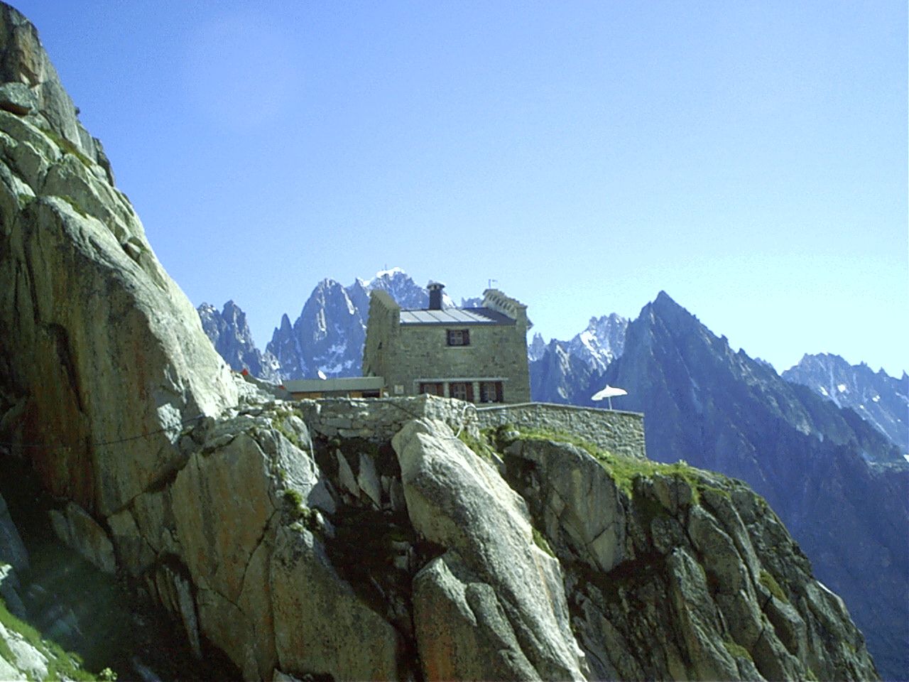 Le refuge de l’Envers des Aiguilles, vu depuis le bas