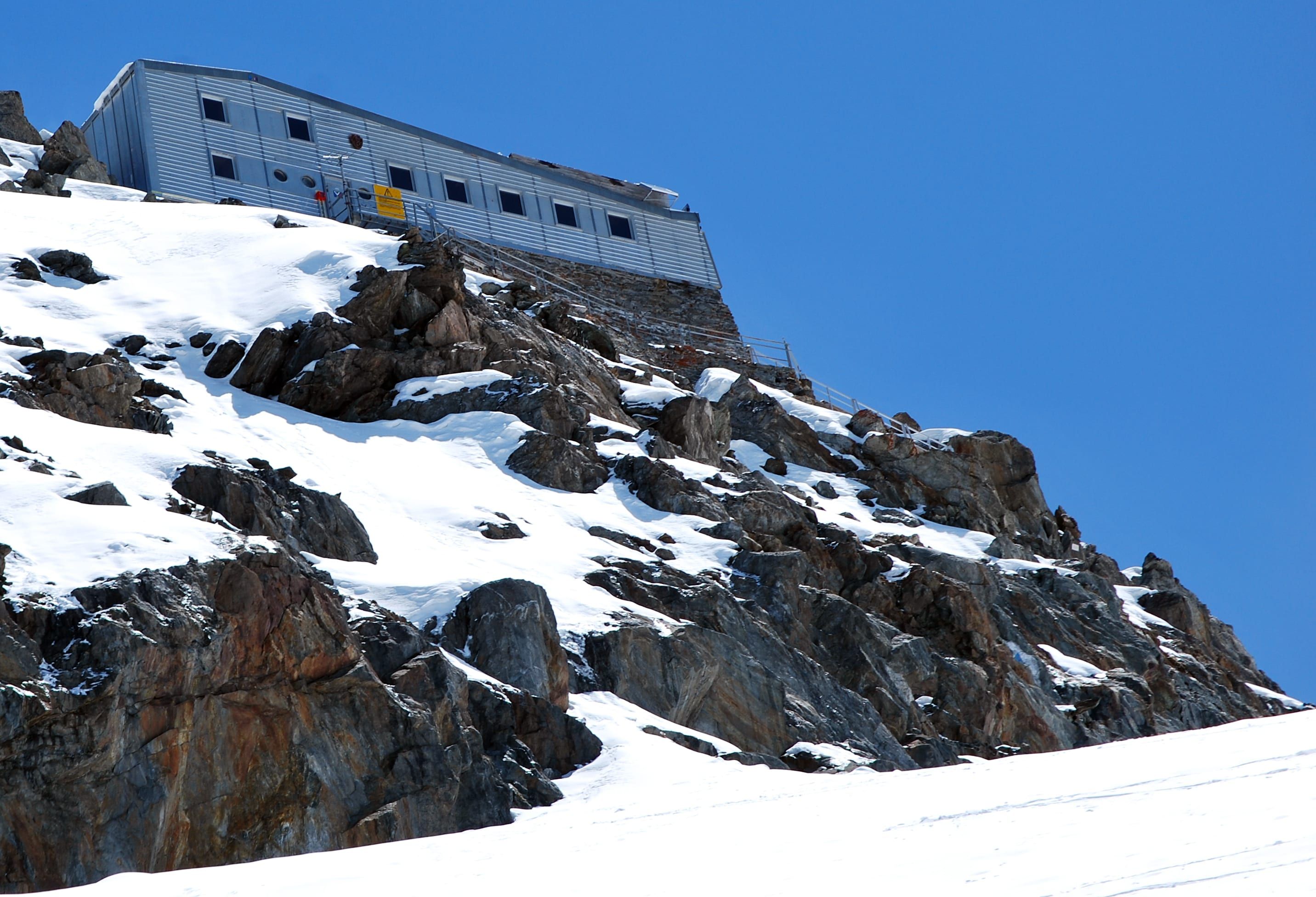 Le refuge des Grands Mulets sur son éperon rocheux, versant nord-ouest