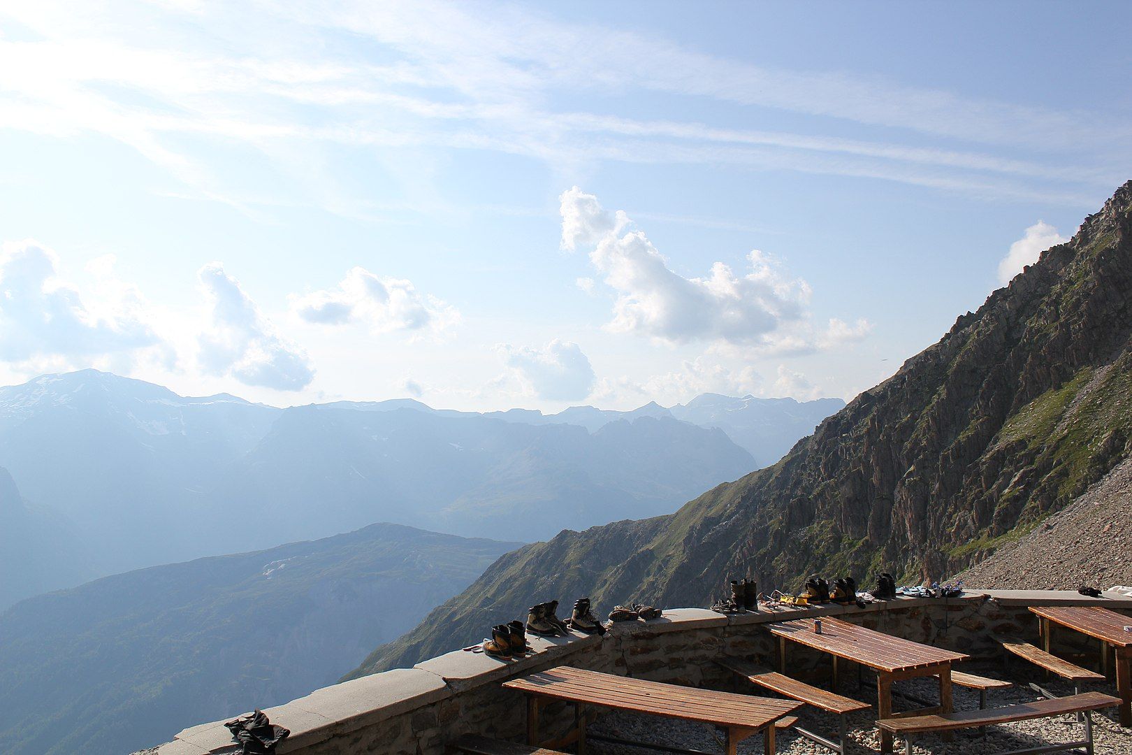 La terrasse du refuge au soir, face au Chardonnet