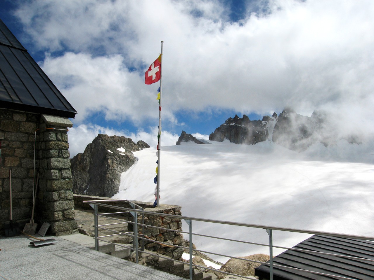 La terrasse de la cabane du Trient, drapeau suisse, et le plateau glaciaire du Trient derrière