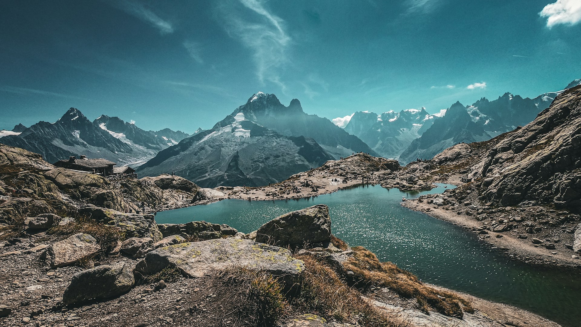 Le Lac Blanc et son refuge, face à la chaîne du Mont-Blanc