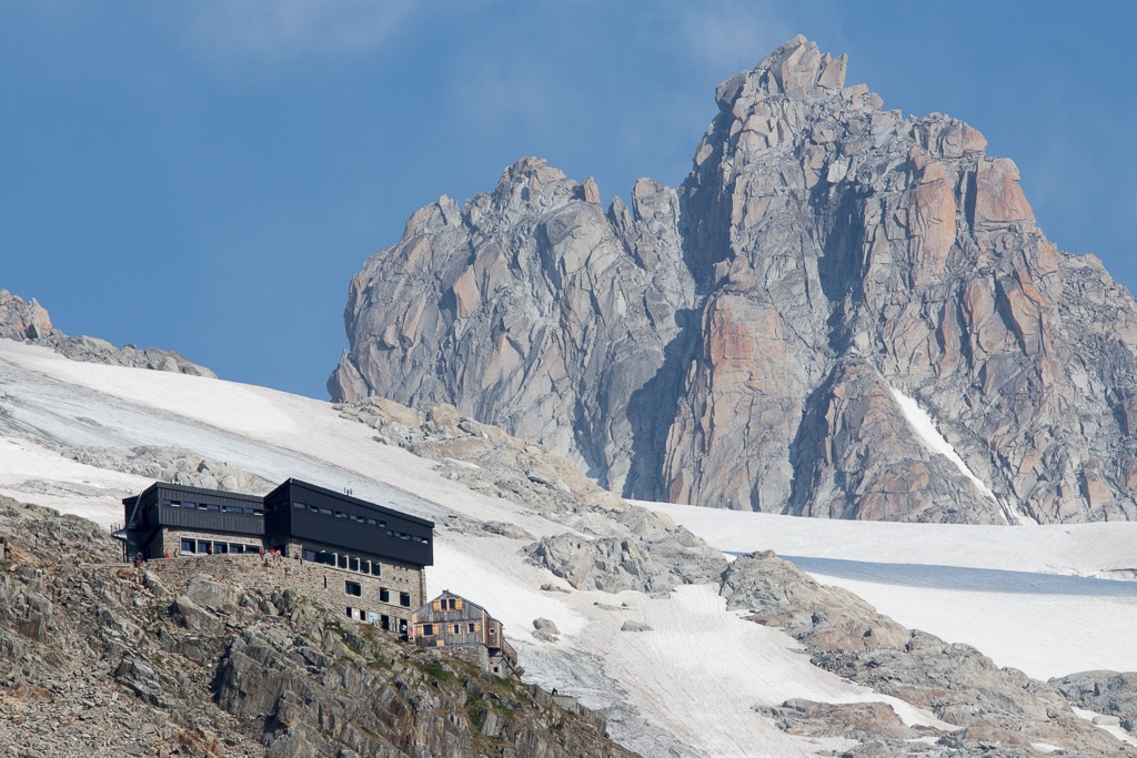 Le refuge Albert 1er en balcon au-dessus du glacier du Tour