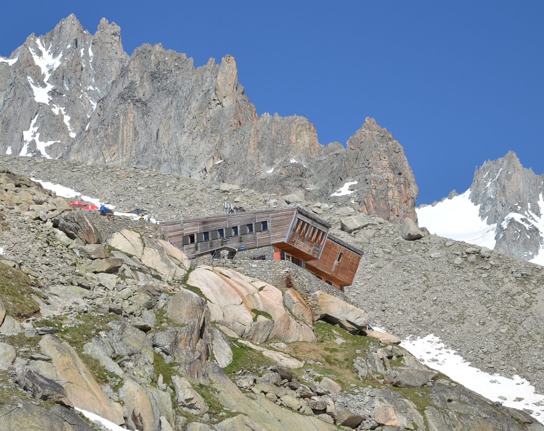 Le refuge d’Argentière sur sa moraine, face aux faces nord du bassin